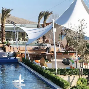4* Resort The Crescent